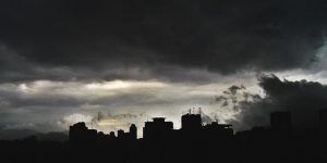 sólo detalles un-dia-oscuro-de-caracas-la-candelaria-by-ismael-fernandez