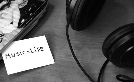 monotonía black and white music headphones life by Breakingpic