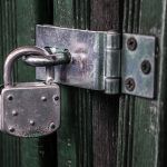 Encerrado padlock-782335_640 by Flashfranky