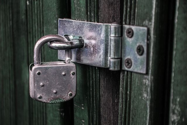 Encerrado padlock-782335_640 by Flashfranky
