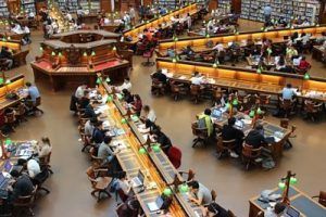 oposición desk-architecture-people-row-sitting-indoor-621978-pxhere_opt
