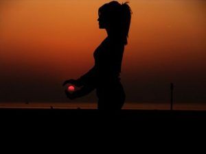 itzal beach-silhouette-light-girl-sun-woman