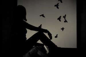 Itzal silhouette-person-black-and-white-woman-window-shadow